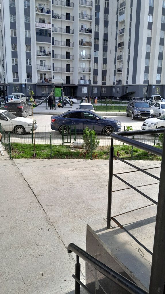 Lada vesta sotiladi srochno 7000$