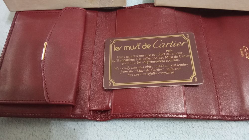 Vând set portofele Cartier,noi in cuti!