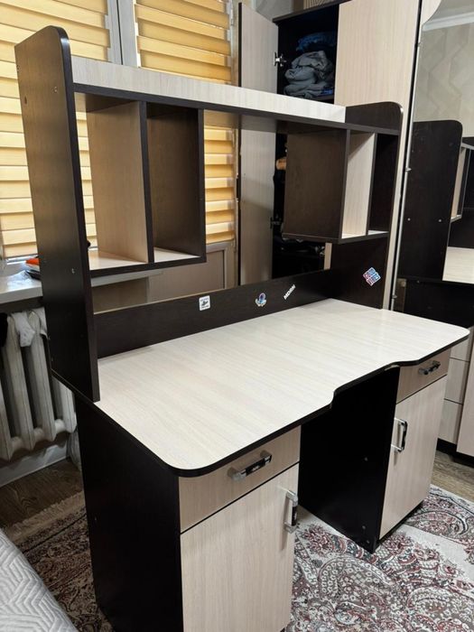Рабочий стол с надстройкой и шкафчиками