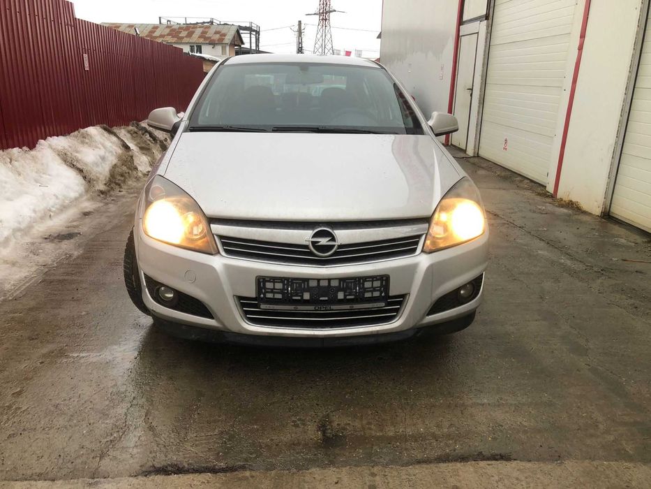 Dezmembram Opel Astra H Sedan 2011