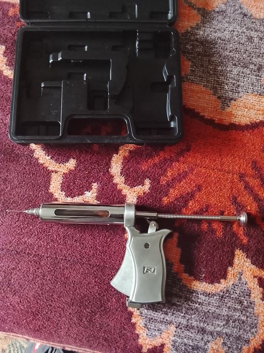 Vând seringă Metalică 50ml .