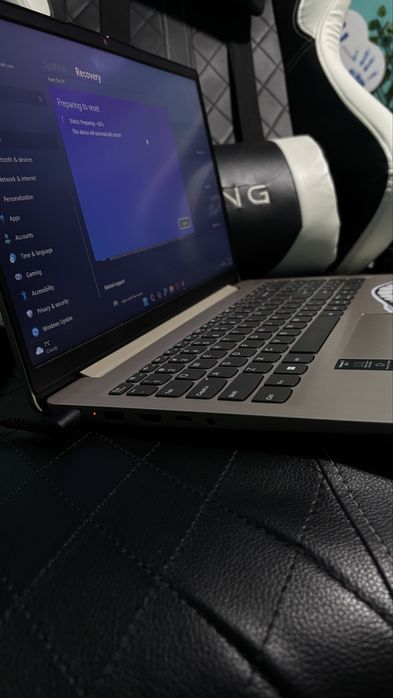 Vând Laptop IdeaPad3