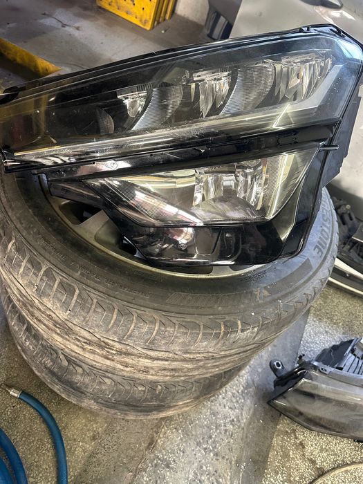 Ляв фар и решетка