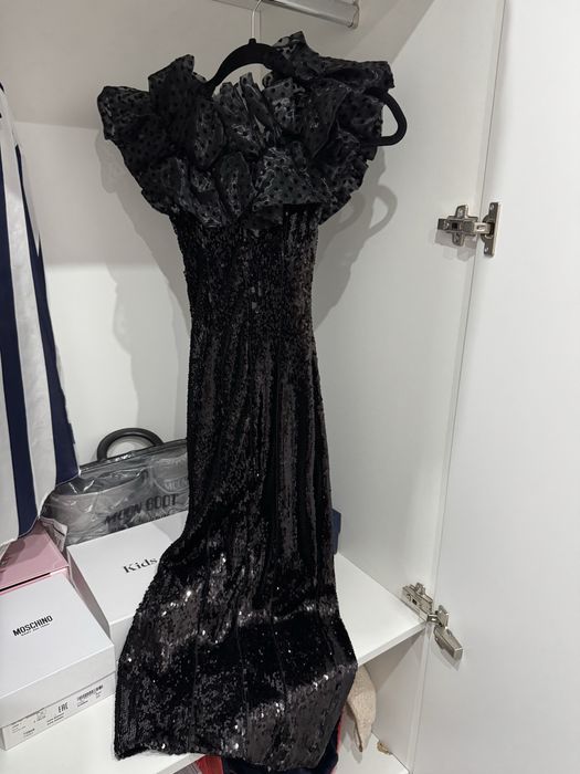 Черна миди рокля с пайети и ефектен набор на деколтето (S)