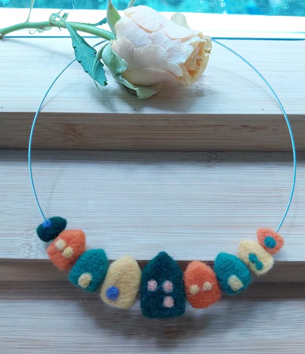 Colier handmade din lână împâslită