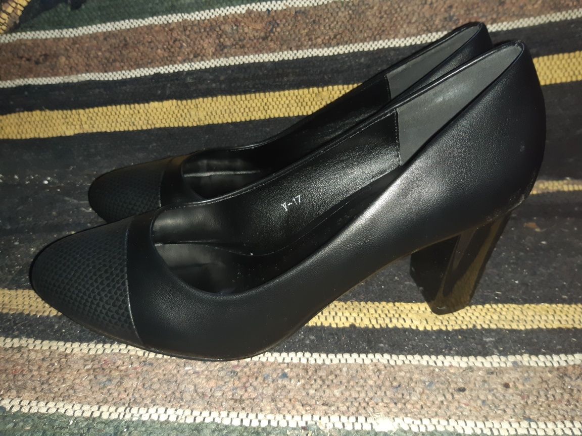 Черни обувки с нисък ток