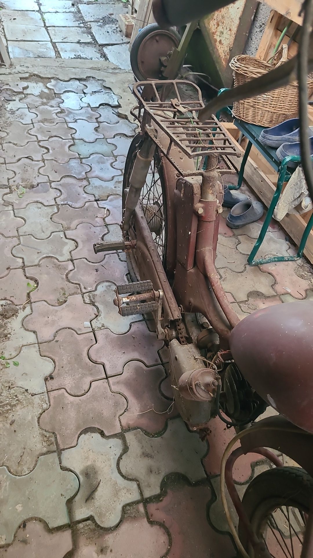 Vând motoreta veche  pentru piese sau proiect.  marca Simson Petru pie