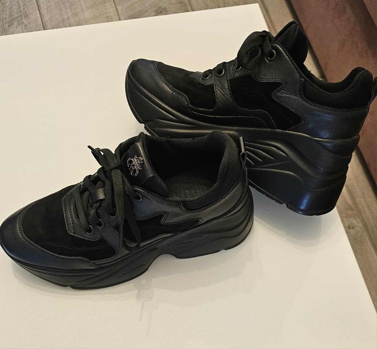 Продавам черни обувки