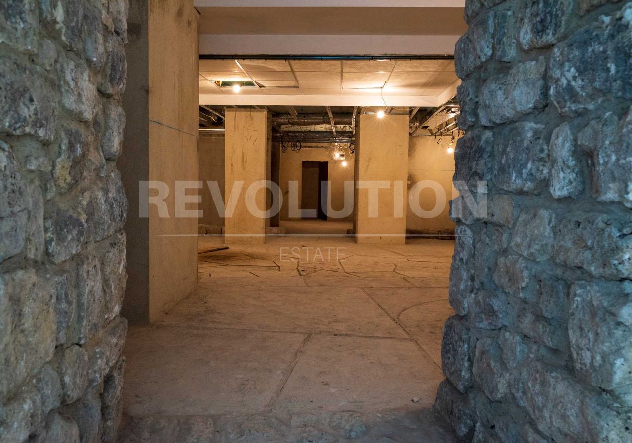 Продава се Офис в Варна, Гръцка махала - 213 кв.м за 1403 €/кв.м - Снимка #1