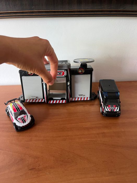 Гараж с две колички и 3d пъзел мини купър