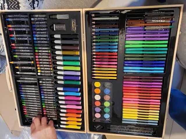 Комплект за рисуване и оцветяване в дървен куфар /180 части/