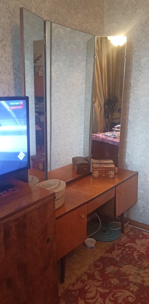 Трюмо и швейная машинка