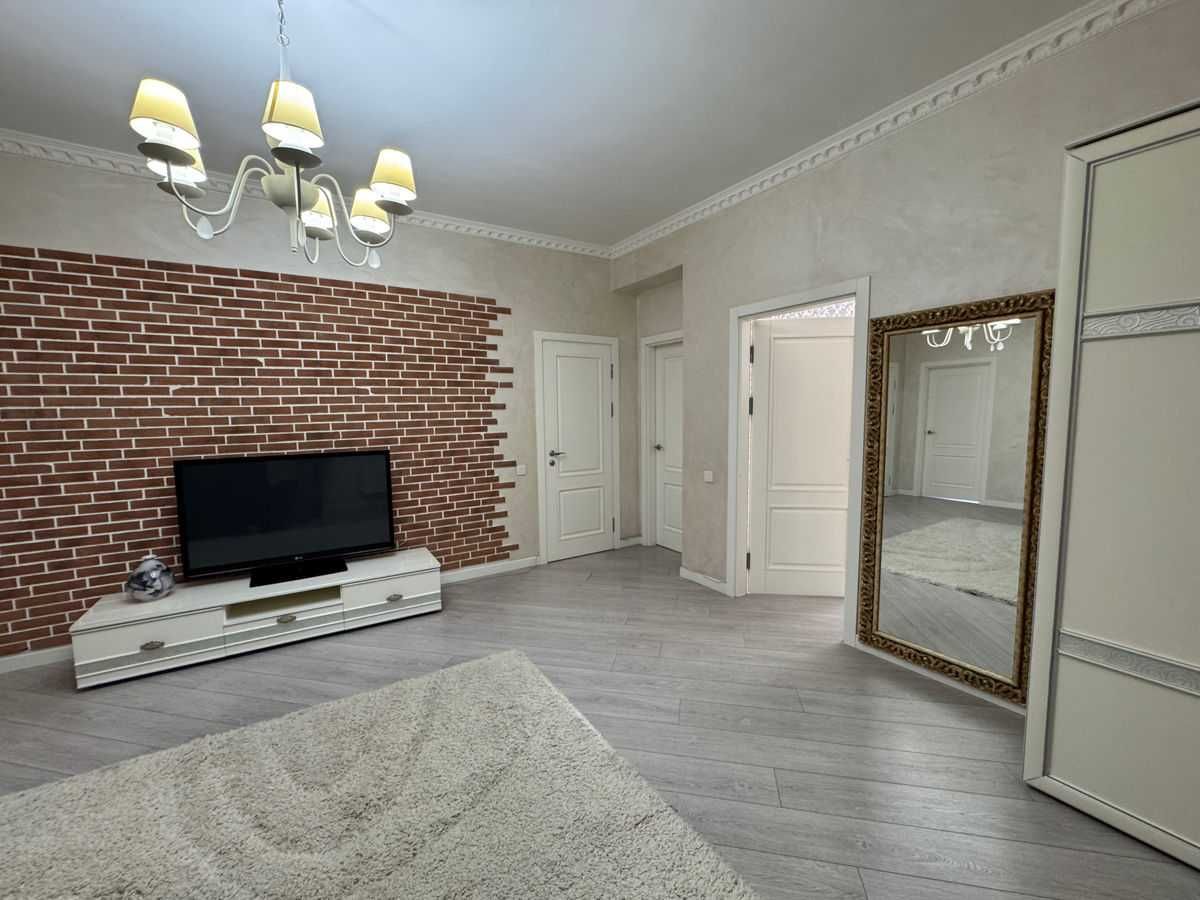 Дава се под наем Тристаен апартамент в София, Лозенец - 94 кв.м за 500 € - Снимка #2