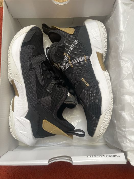 !Vand adidasi de baschet nepurtati!