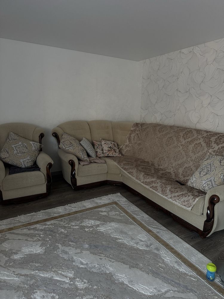 Продам диван с креслом из дерева