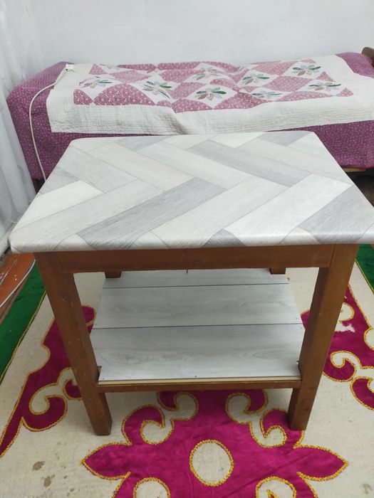 Продам Тумба,стол и 20ти бутыли!