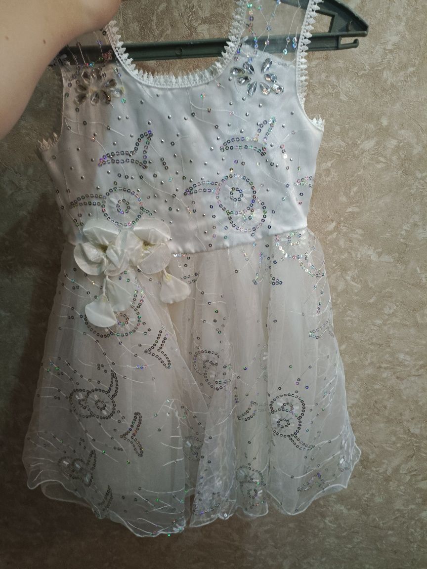 Нарядное платье на девочку 7-9 лет