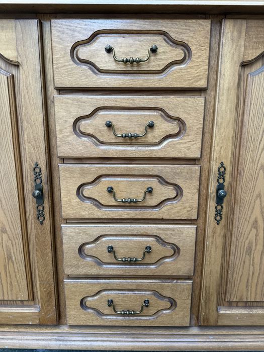 Скрин от масивно дърво с чекмеджета и рафтове