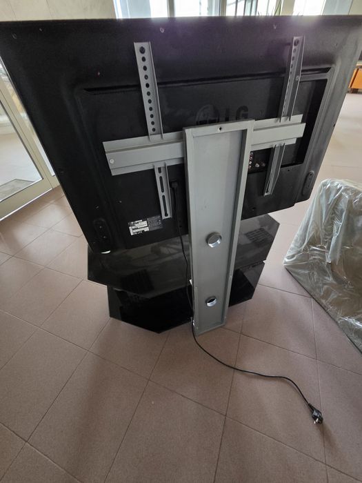 Тлевизор модел LG42LB561V 24инча 106см и черна маса от закалено стъкло