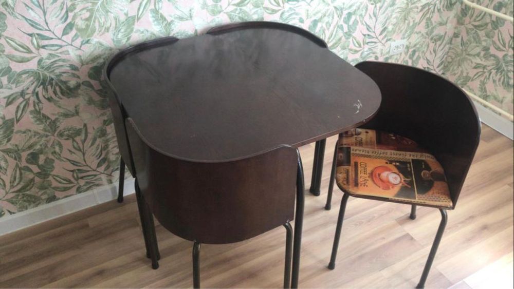 Продам стол со стульями кухонный