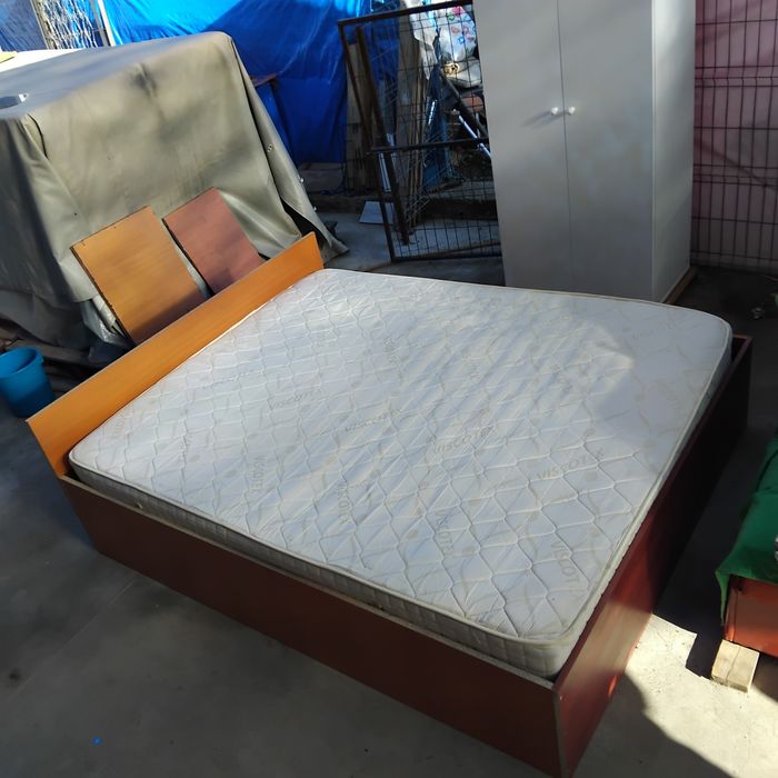 Vînd pat + saltea relaxa de două persoane,200/160