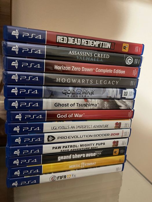 PlayStation 4 с два джойстика и игри