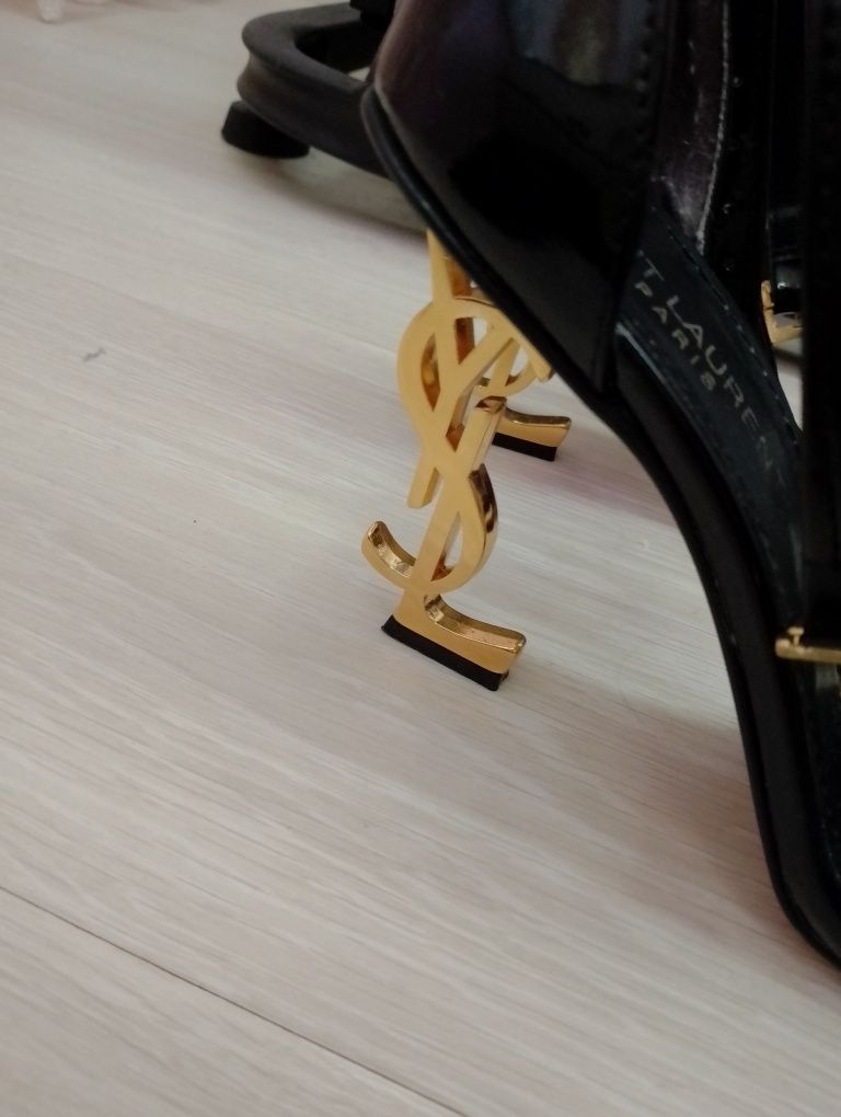 Продавам токчета на YSL
