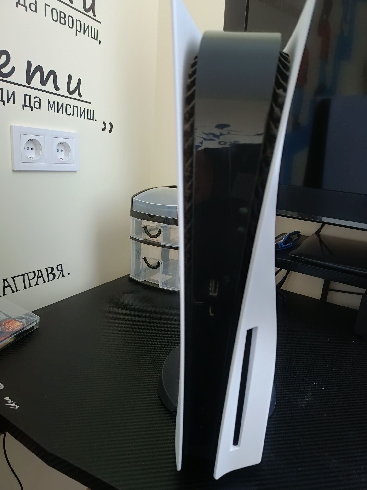 PS 5 ,нов оригинален джойстик и 4 игри
