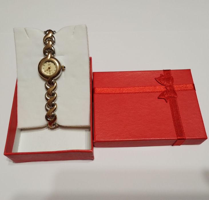 Дамски часовници q&q с метална верижка