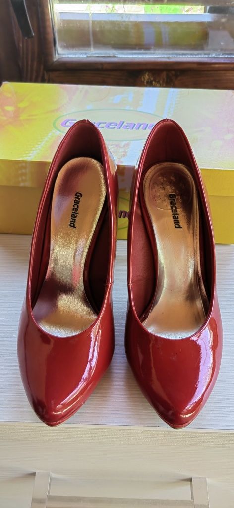 Червени лачени обувки