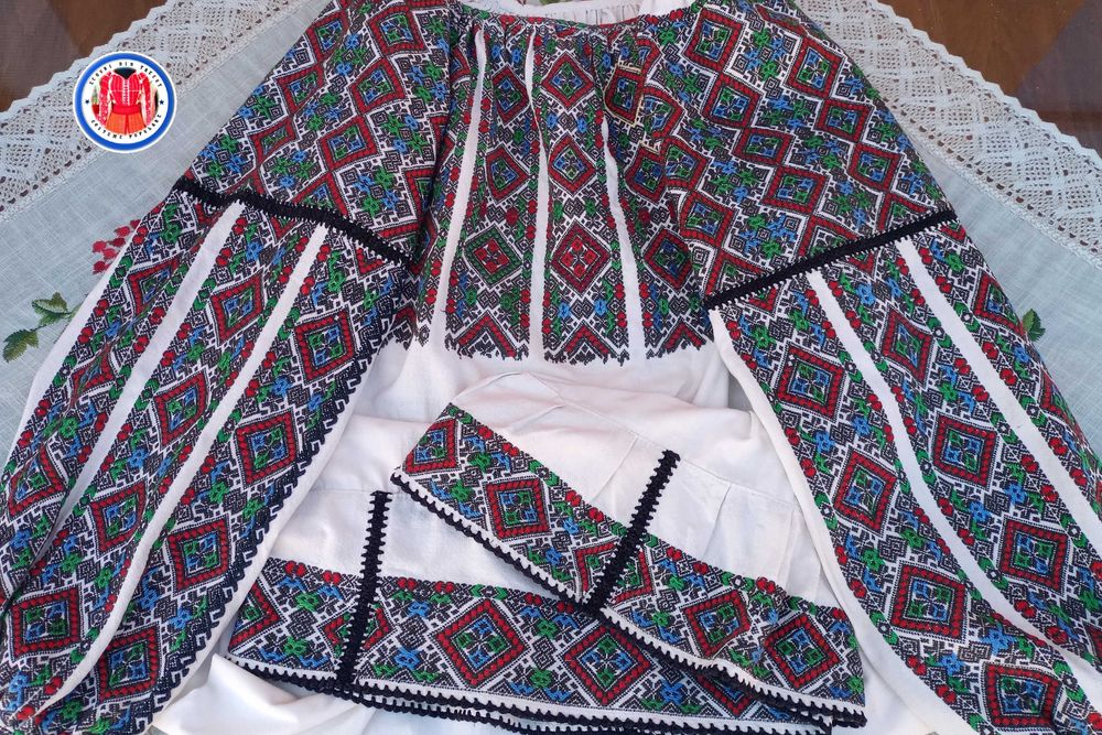 Costum popular autentic din Muscel/ie cu poala/ fota fir metalic/brau