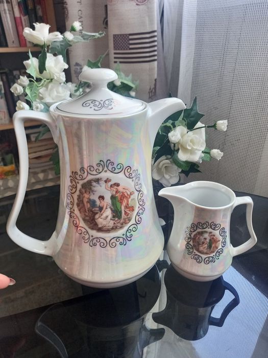 Кофейник и молочник из сервиза Мадонна (ГДР).