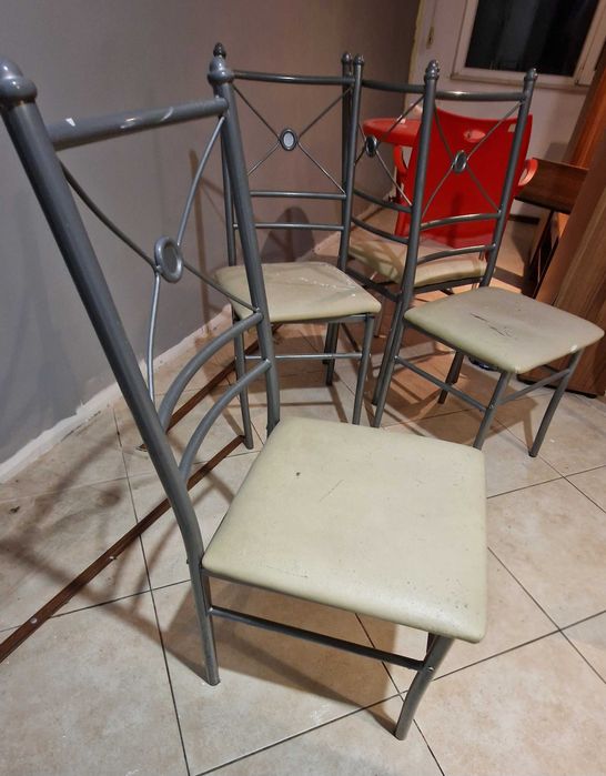 Стъклена маса с метални столове