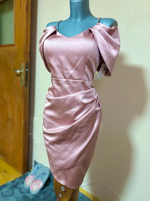 Официална сатенена рокля - нова с етикет