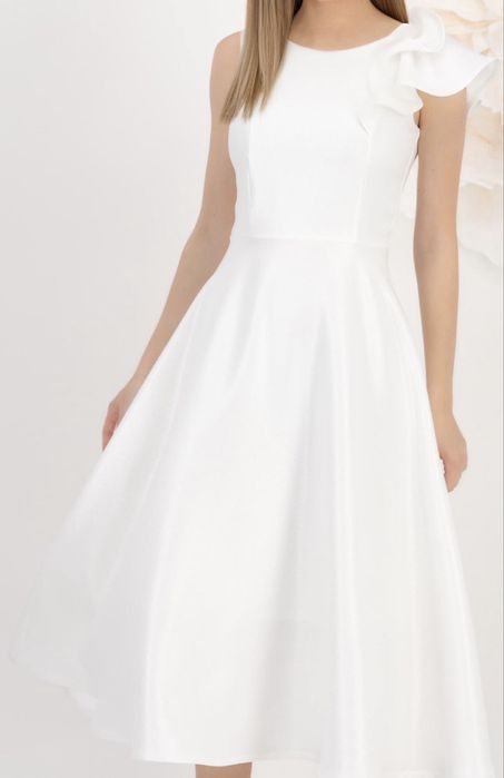 Rochie din stofa alba midi in clos cu volanas pe umar