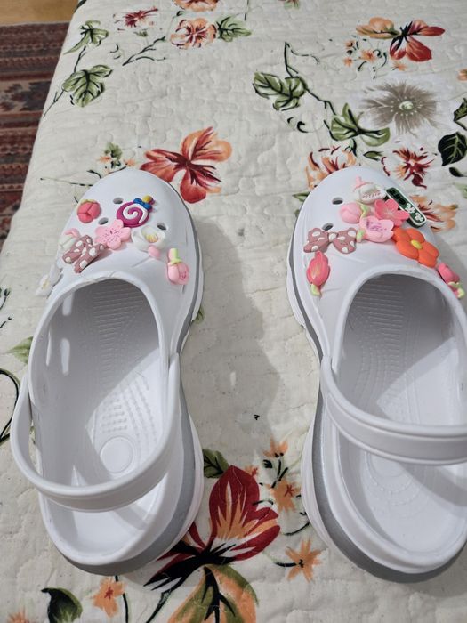 Vând saboți crocs foarte moderni și usori