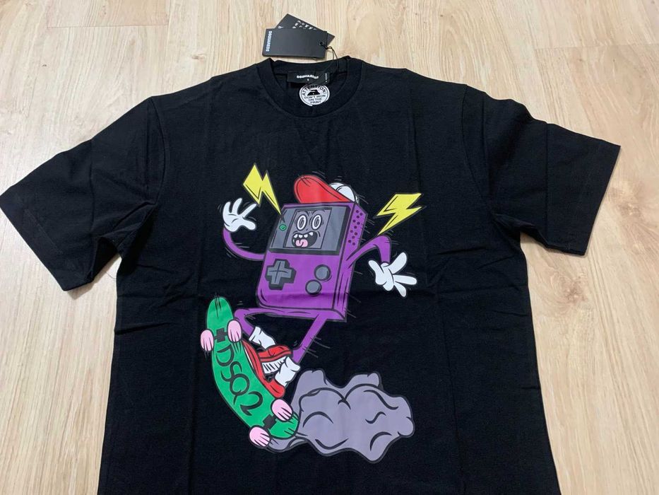 Нови мъжки тениски с етикети Dsquared D2 налични в черен и бял цвят