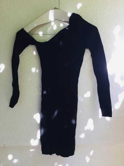 Rochie neagră cu design asimetric – Bershka, mărimea XS