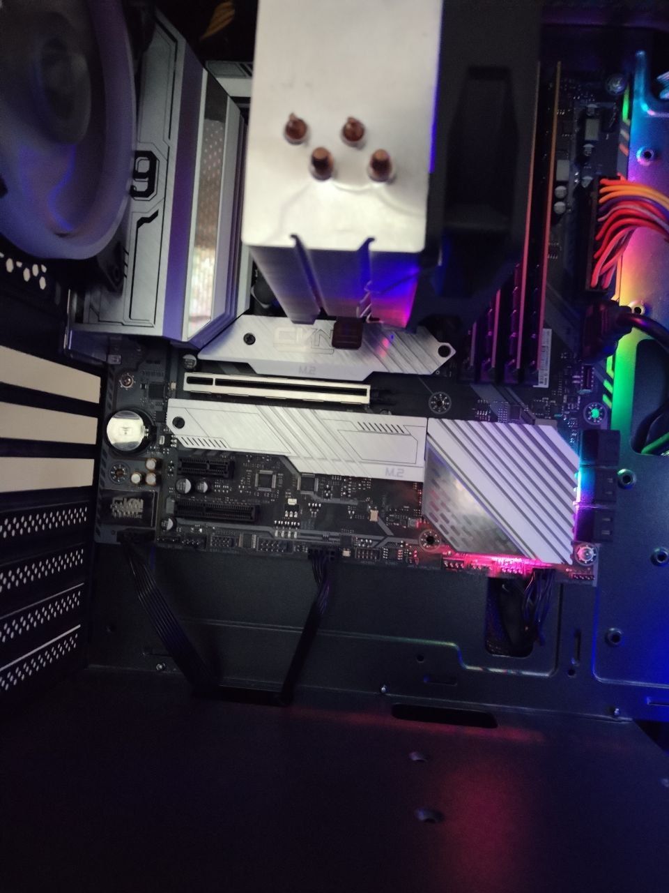 Colorful CVN Z690M GAMING PRO RGB
DDR4 4 

Все работает отлично соке