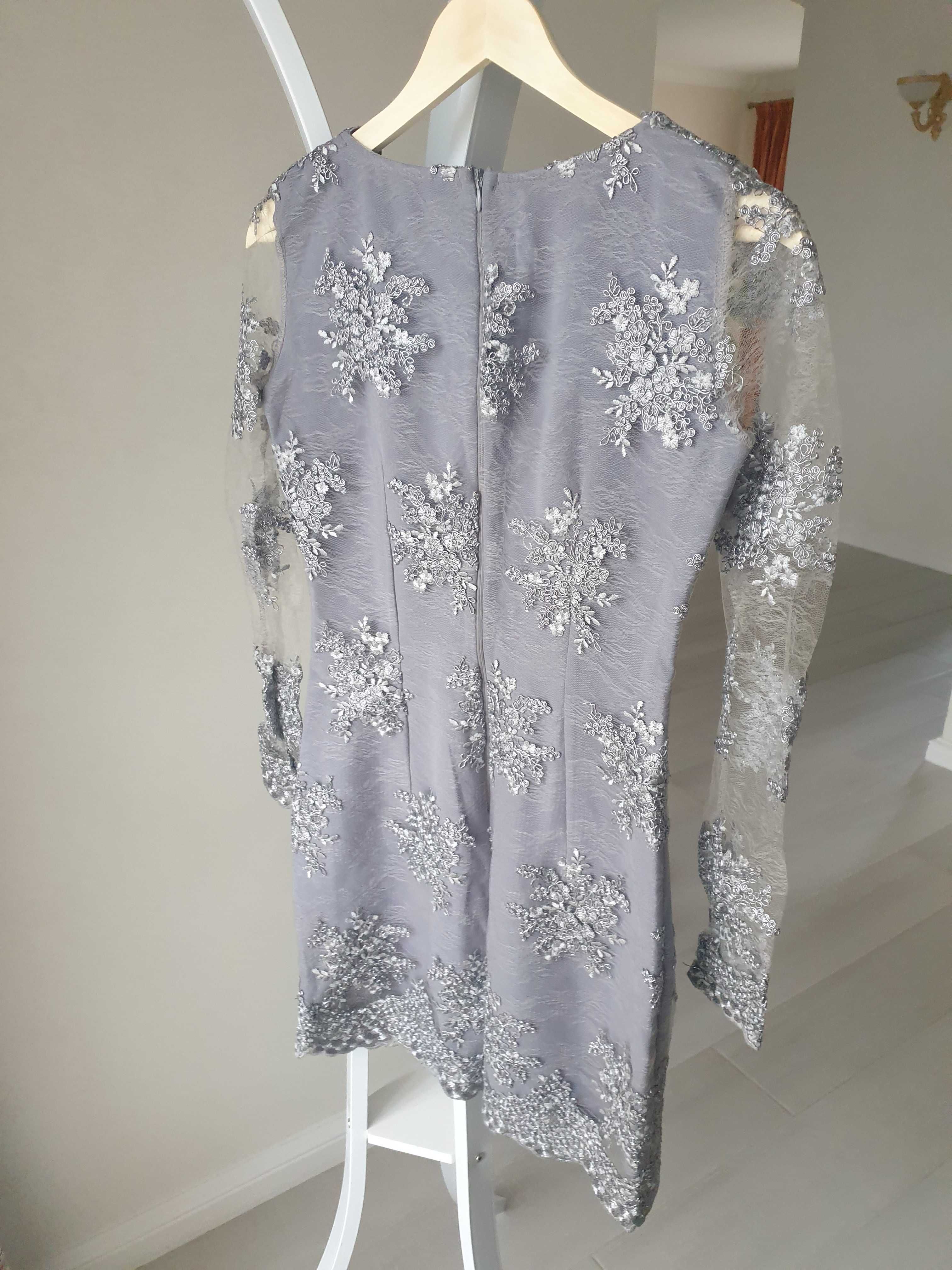 Vând rochie elegantă cu aplicații din dantelă, mărimea S