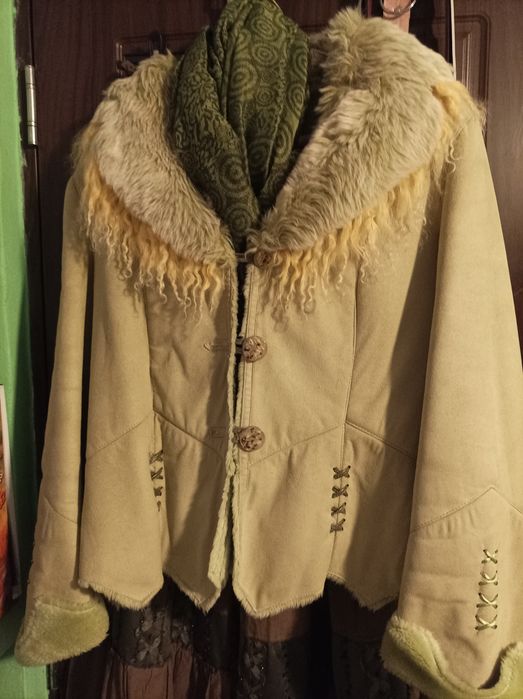 Cojoc verde, haina blana