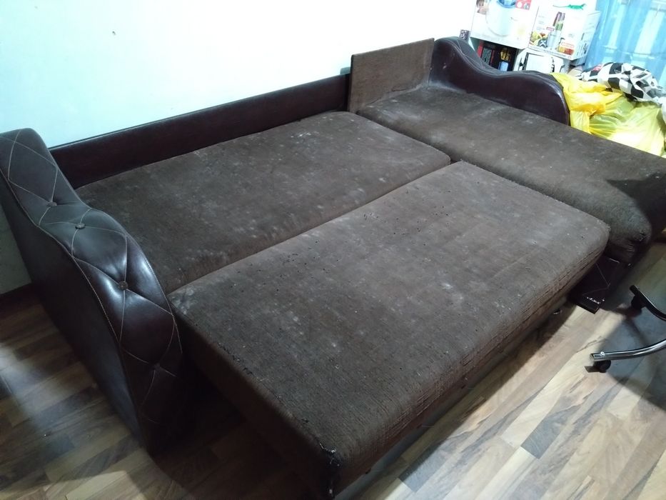 Vând urgent pat extensibil tip canapea