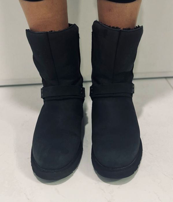 Ботуши UGG и маратонки NIKE