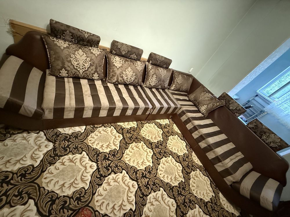 Uglovoy divan sotiladi b/u