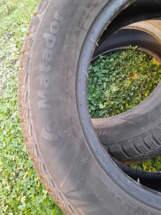 Vand 2 cauciucuri iarna