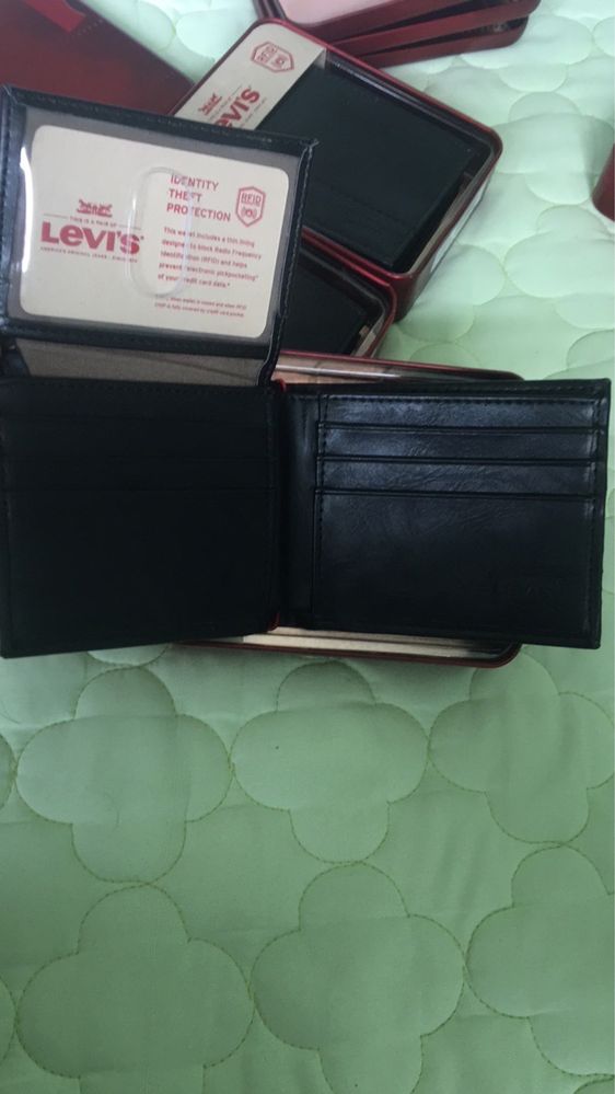 Оригинални мъжки кожени портфейли марка LEVI’S