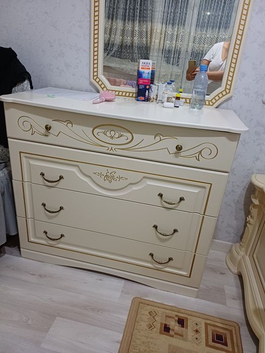 Комод с зерколом