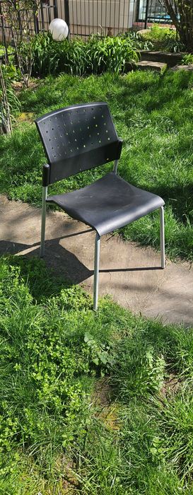 Здрави пластмасови и дървени столове