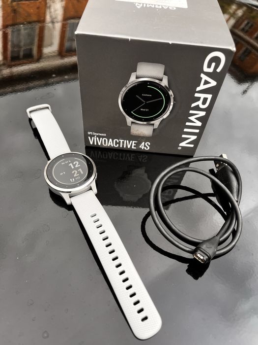 Garmin Vivoactive 4S, сив, като нов, кутия и зарядно