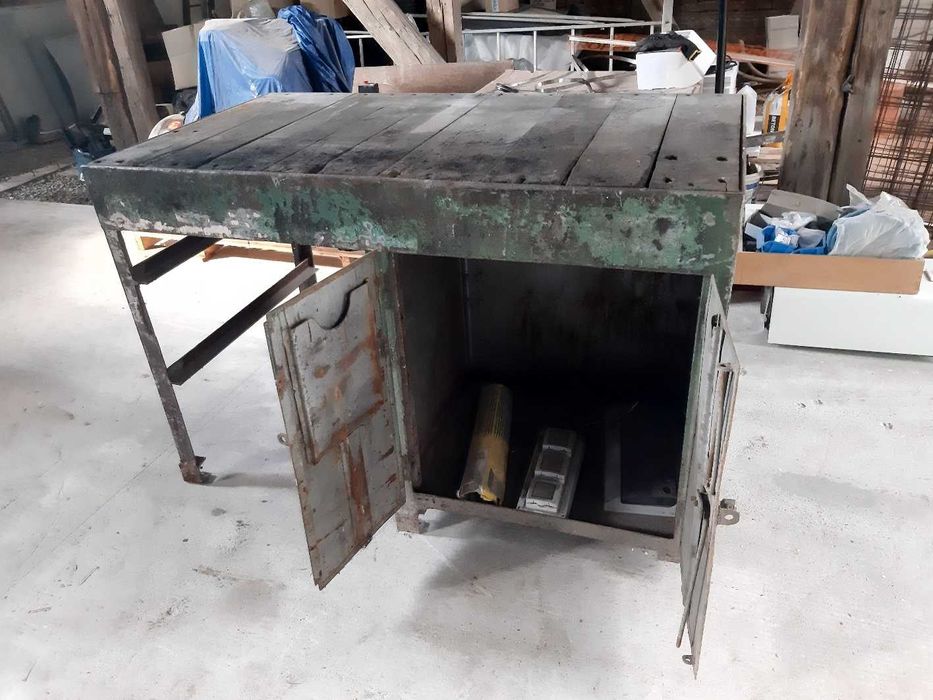 Banc de lucru si dulapuri metalice